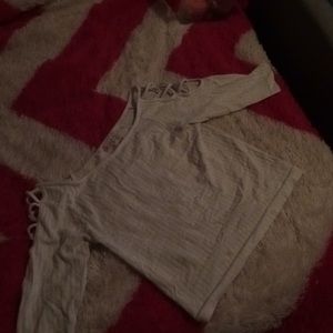 whit shirt with crossed shoulders